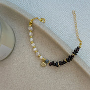 Feminine pearl bracelet
