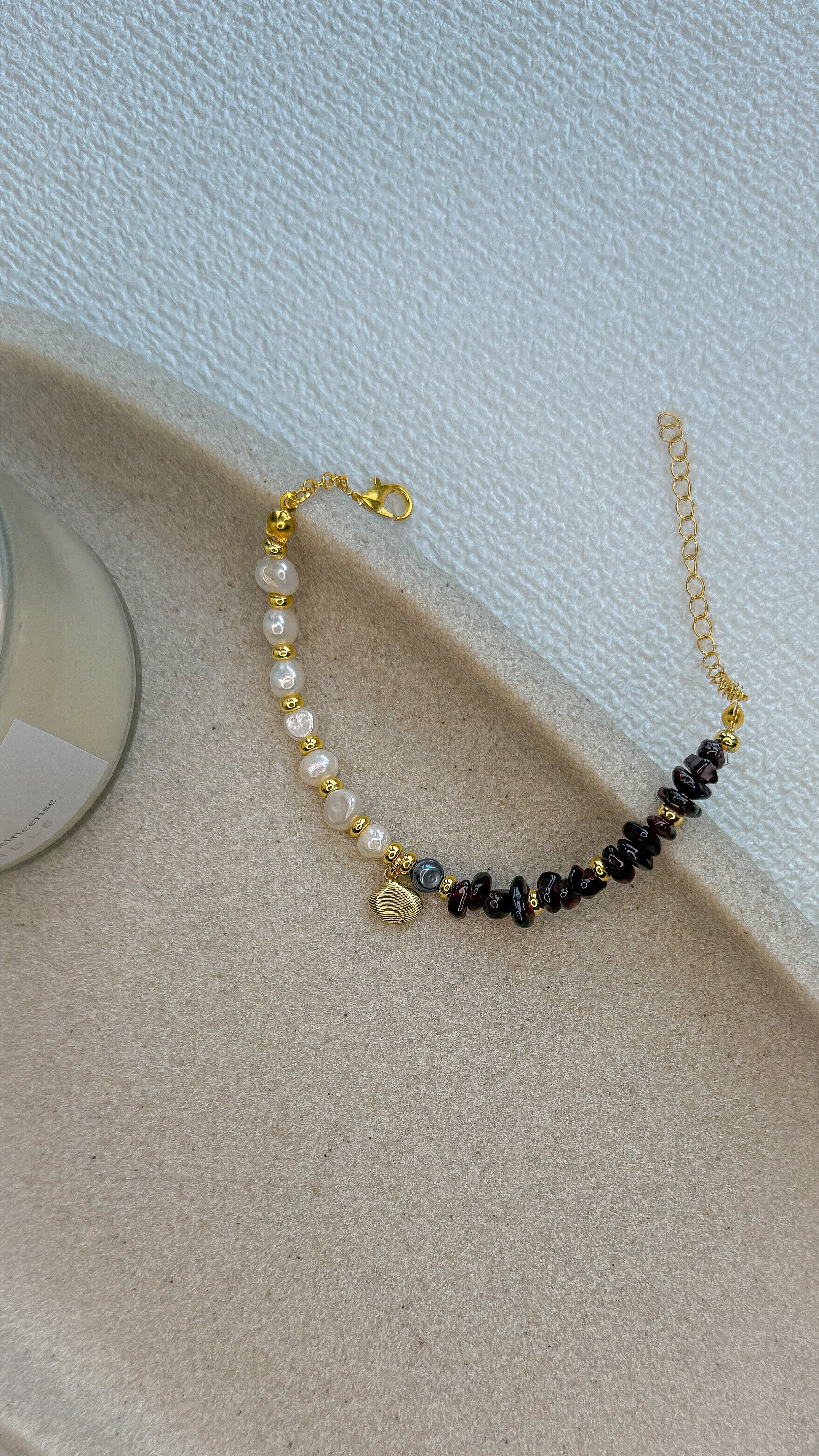 Feminine pearl bracelet