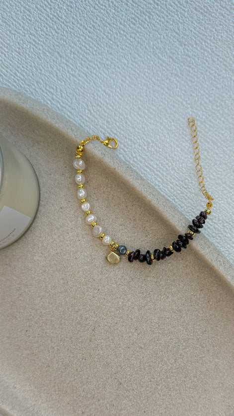 Feminine pearl bracelet
