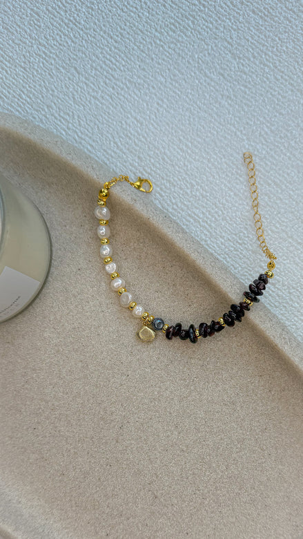 Feminine pearl bracelet