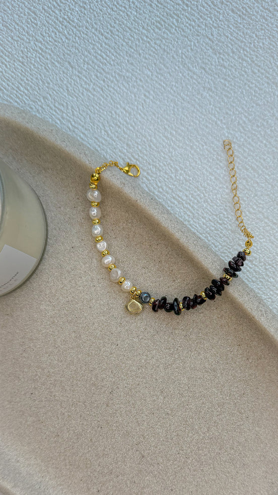 Feminine pearl bracelet