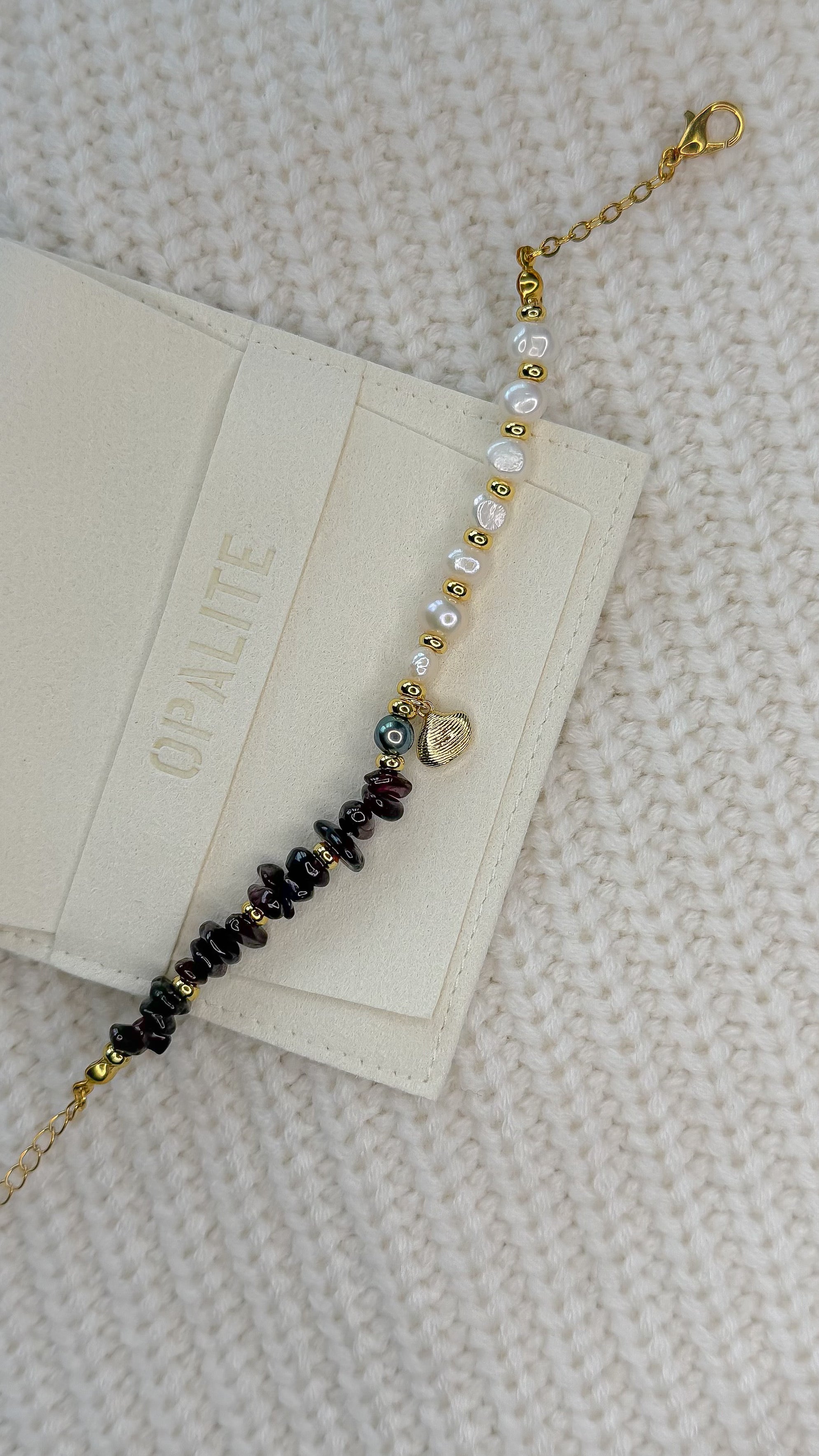 Feminine pearl bracelet