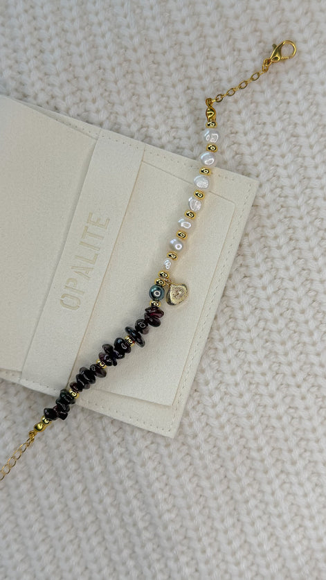 Feminine pearl bracelet