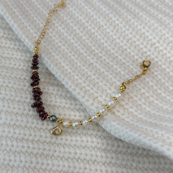 Feminine pearl bracelet